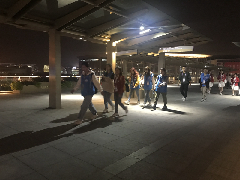 夜晚准备开始综合演练的志愿者