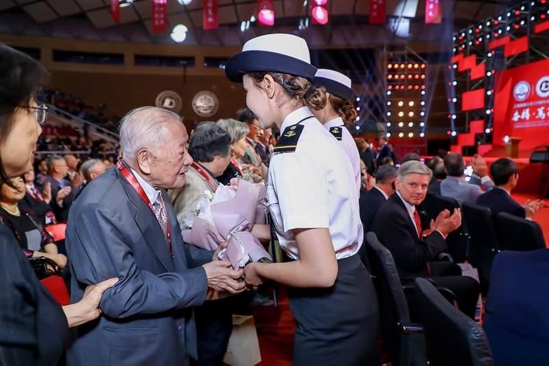 向高文彬等老教授、老校友献花