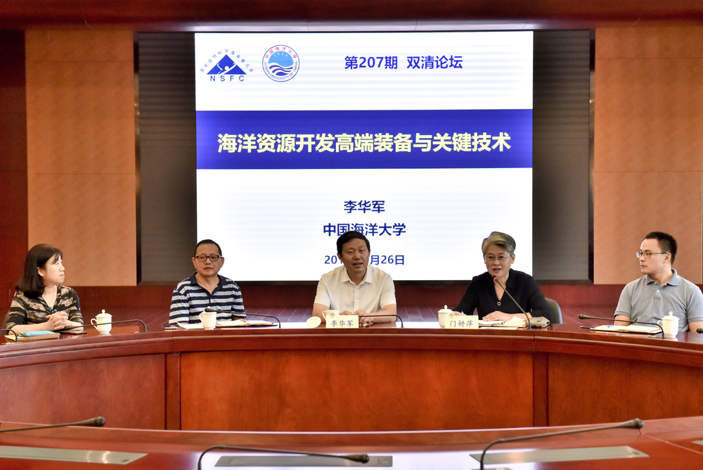 门妍萍副书记主持报告会