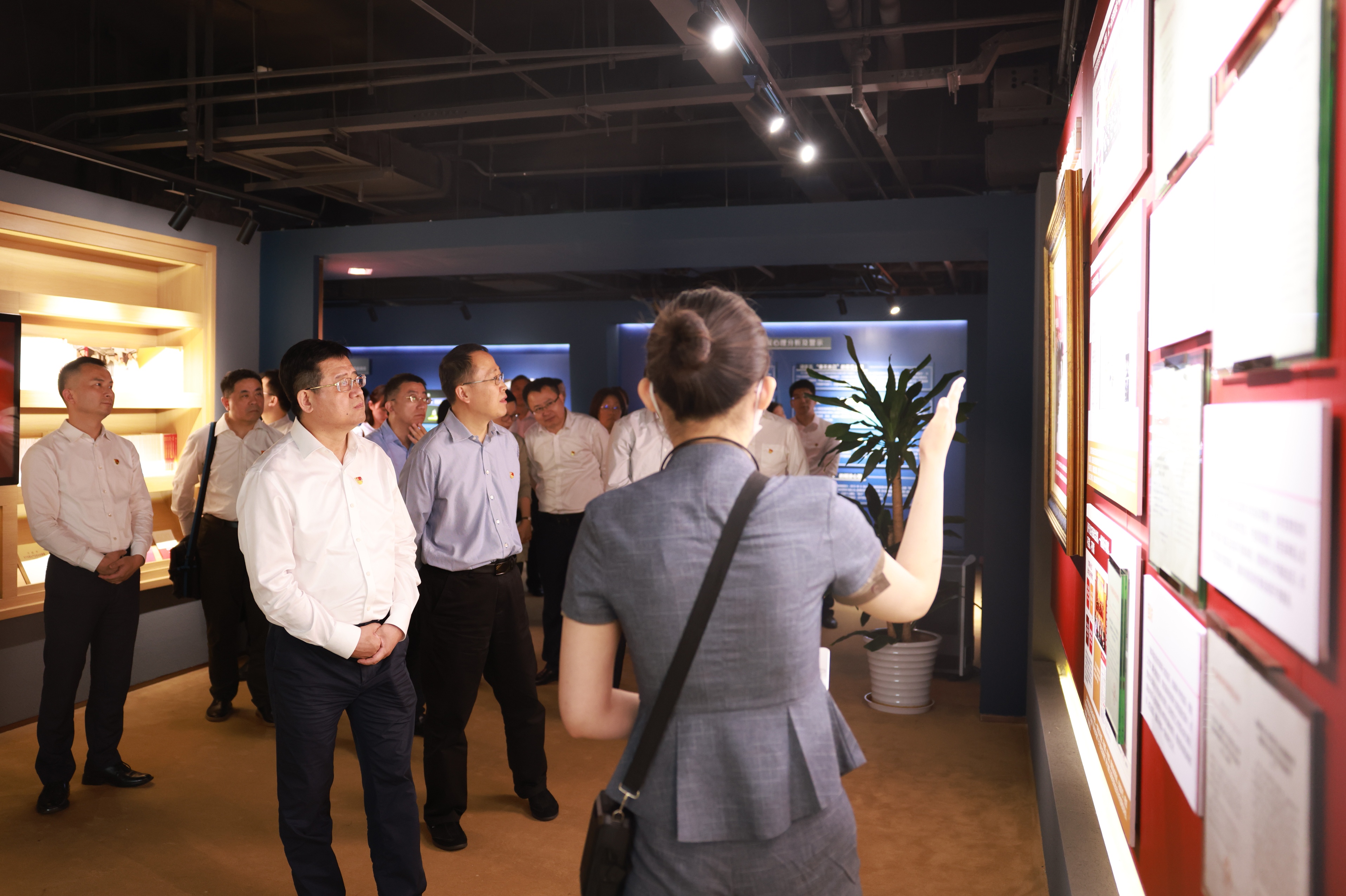 学校党委领导班子党纪学习教育读书班结业