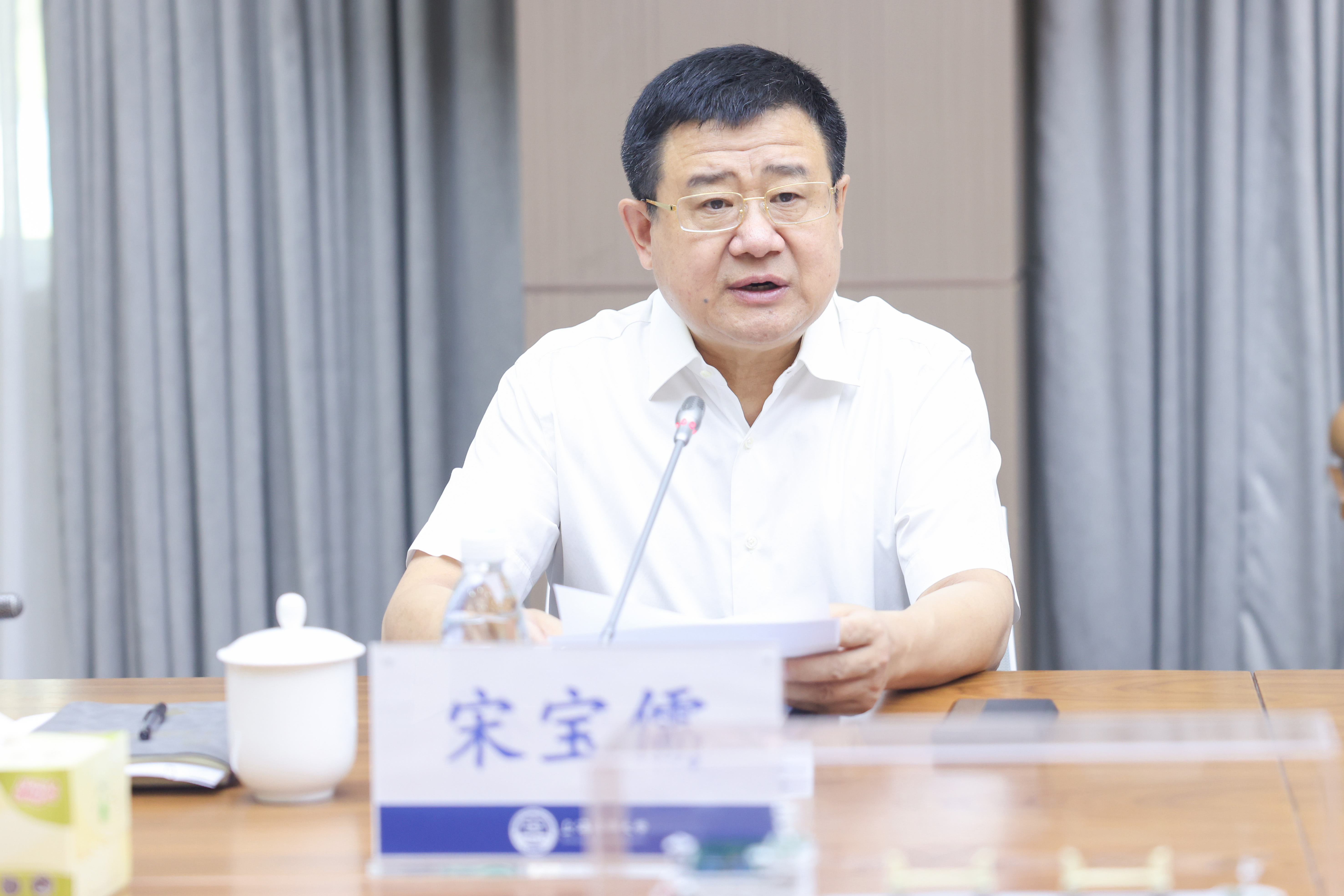 学校举行二级单位党组织书记会议