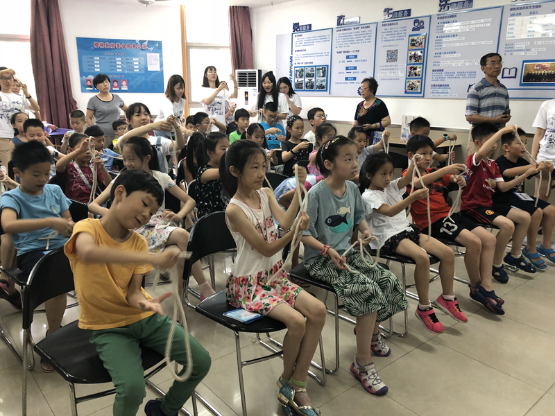 小朋友们在上课