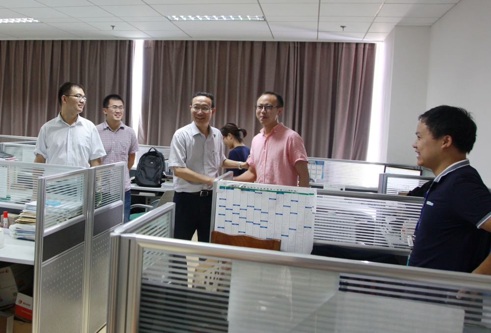 黄有方校长看望慰问科技查新工作站暑期工作人员