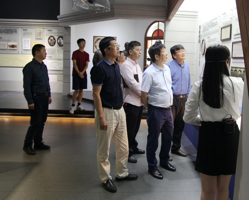 参观校史馆