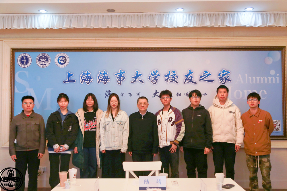 陆靖校长与同学们的合影