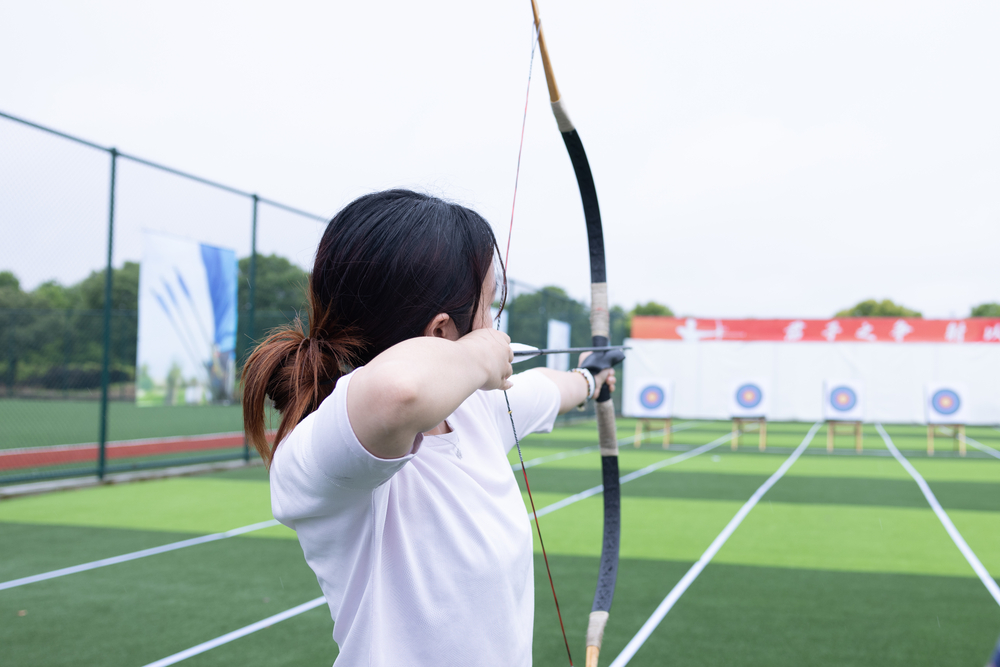 学生射箭展示
