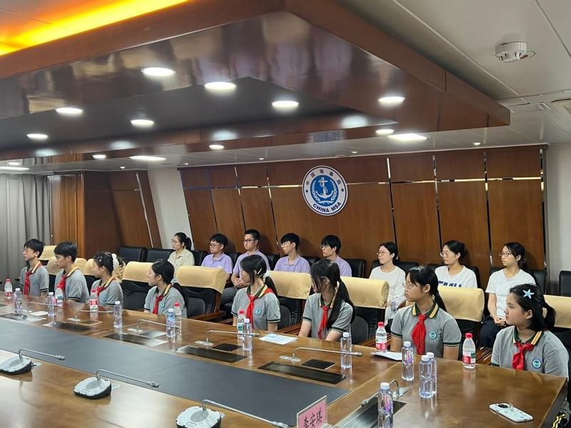 把课堂开在甲板上——上海海事大学“逐梦深蓝”课堂在“海巡01”轮正式开讲