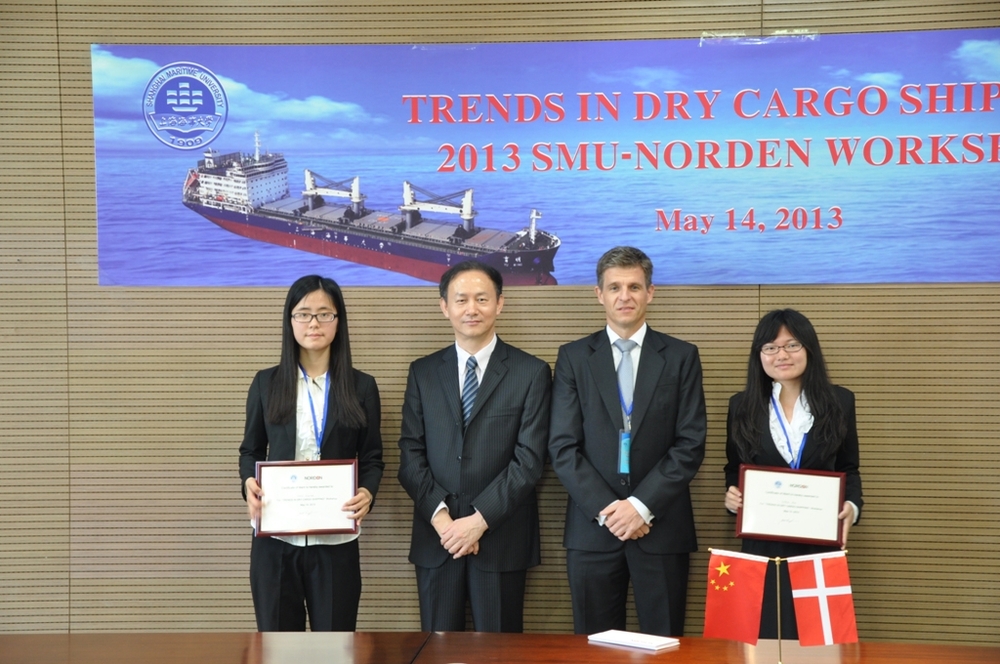 金永兴副校长与Jakob Bergholdt副总裁为获奖学生颁奖