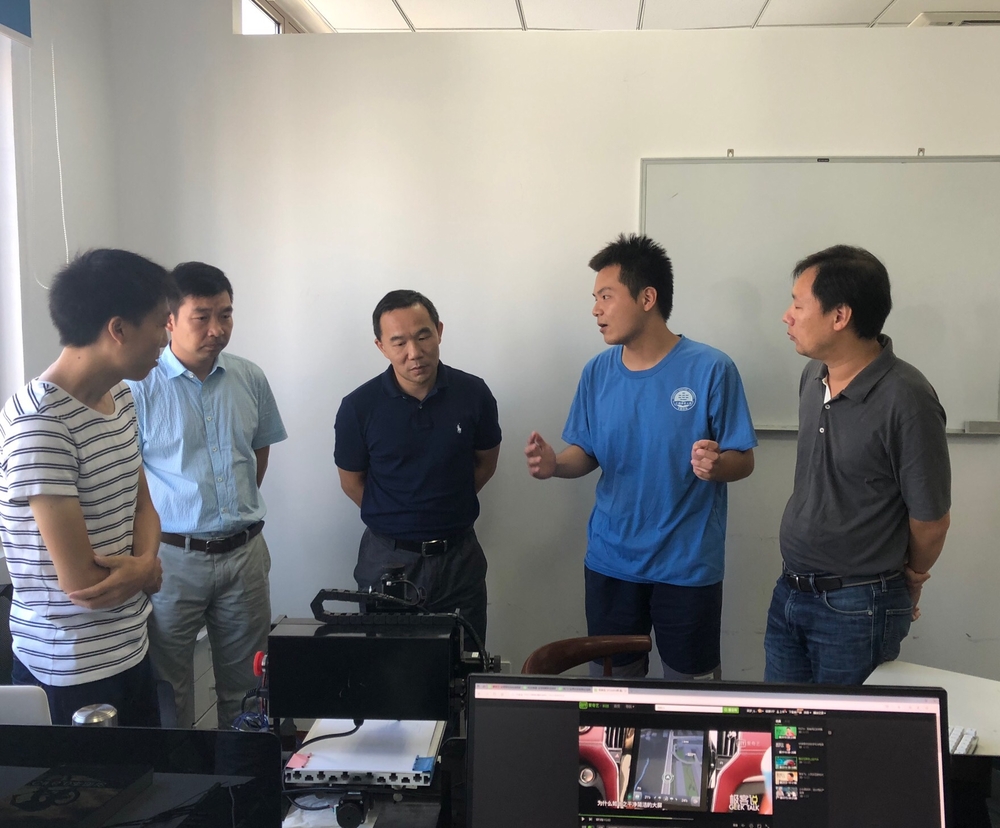 王海威副校长一行参观学生创业企业