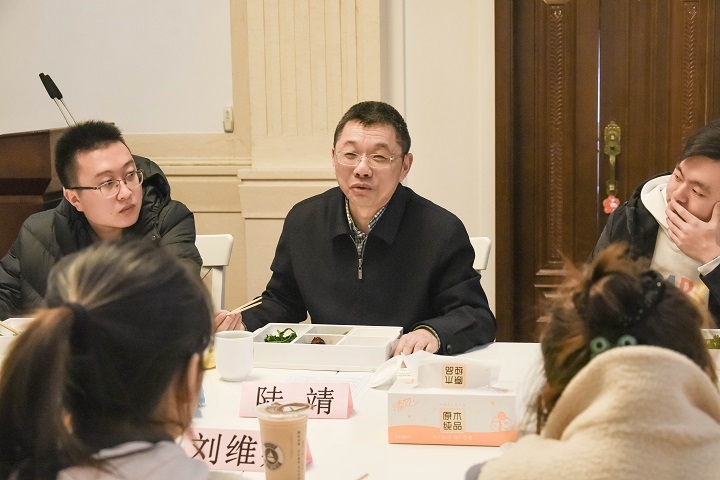 陆靖校长解答学生问题