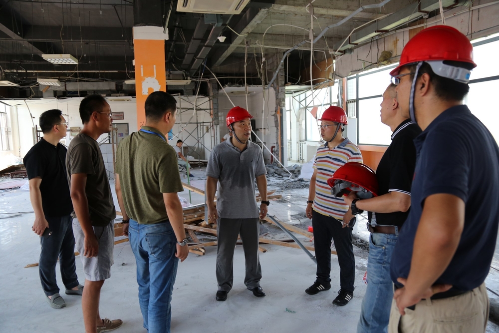 王海威副书记查看校园改造施工现场