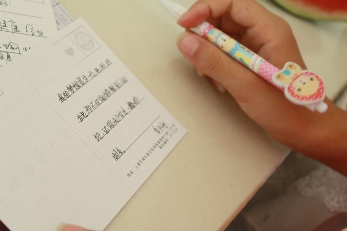 同学们在写贺卡