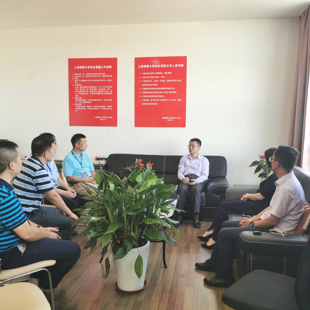 陆靖校长慰问暑期坚守岗位的教职员工