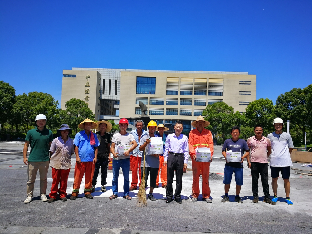 图书馆前路面改造现场