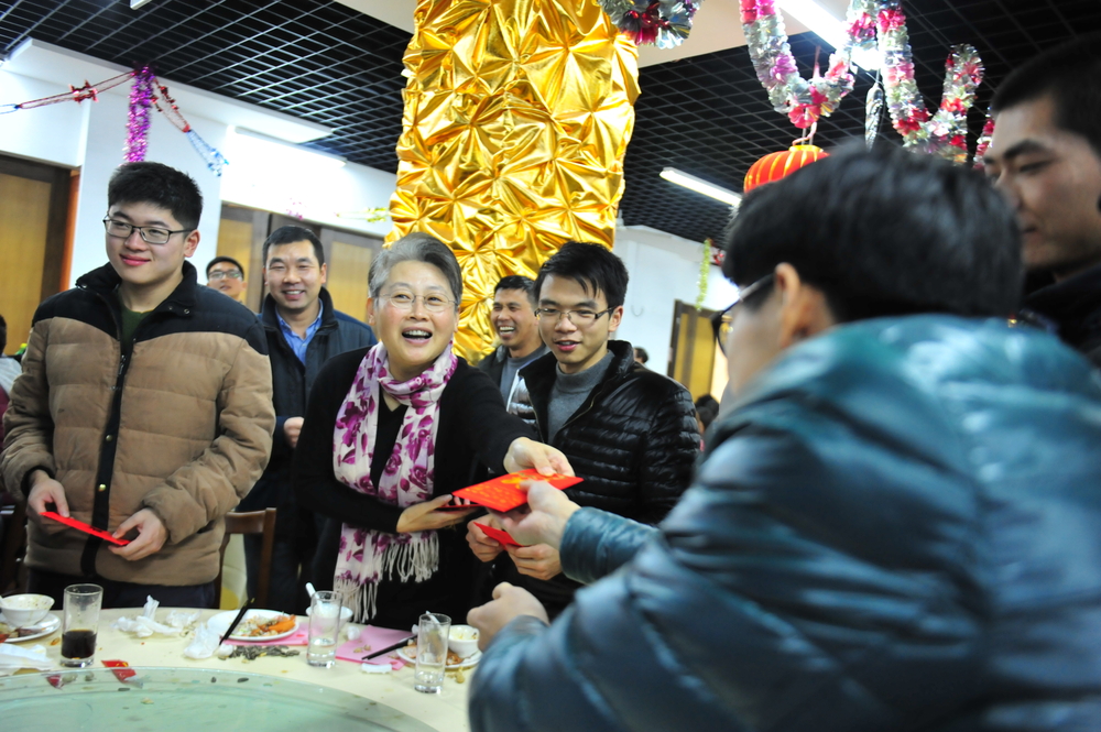 校领导为寒假留校学生发压岁包