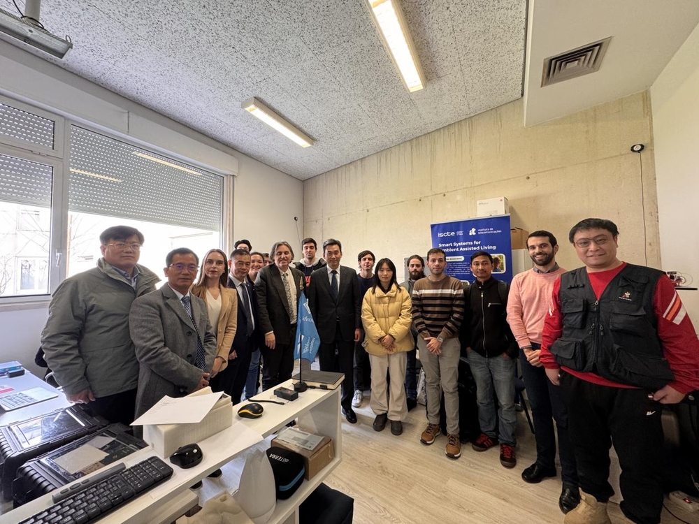 与奥克塔维安教授团队学生合影