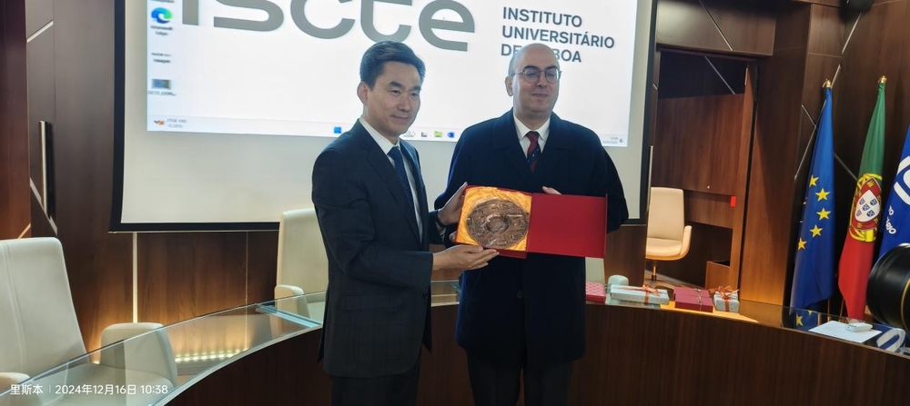 与里斯本大学副校长豪尔赫•科斯塔教授互赠纪念品