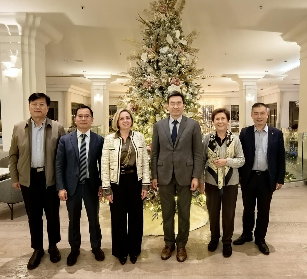 与国际海洋学院校长马欣•法赫弗里女士和执行董事安东内拉•瓦萨洛女士合影