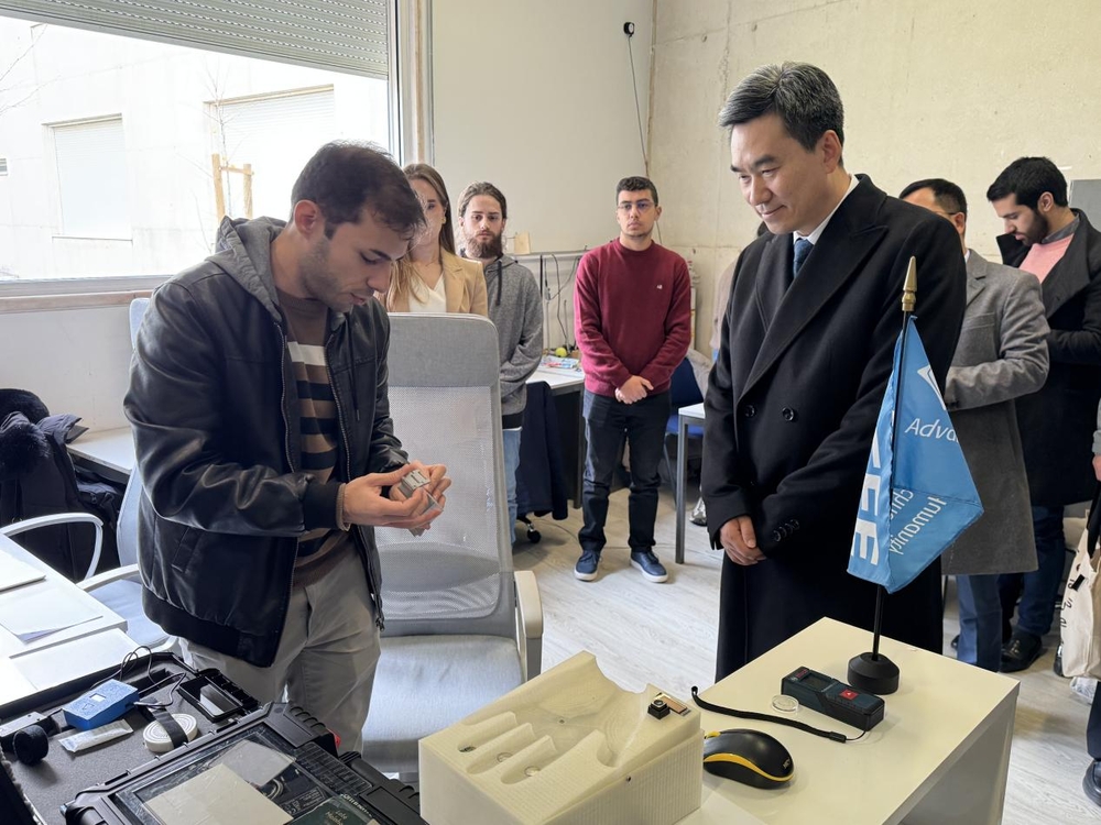 参观奥克塔维安教授数字技术和自动化实验室