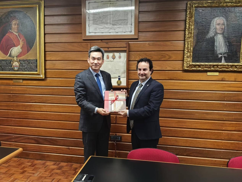 与马耳他大学常务副校长弗兰克•J•贝齐纳互赠纪念品