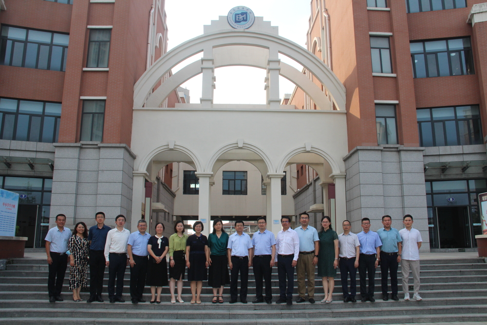 与青岛滨海学校合影