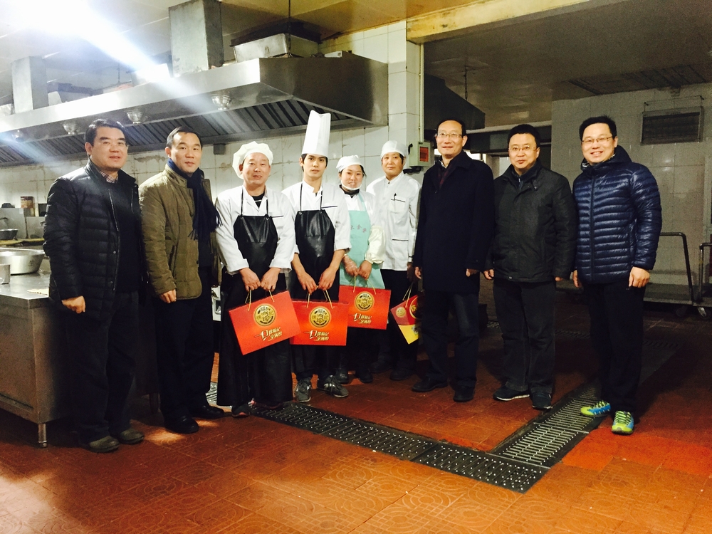 黄有方校长等校领导除夕慰问坚守岗位的教职员工