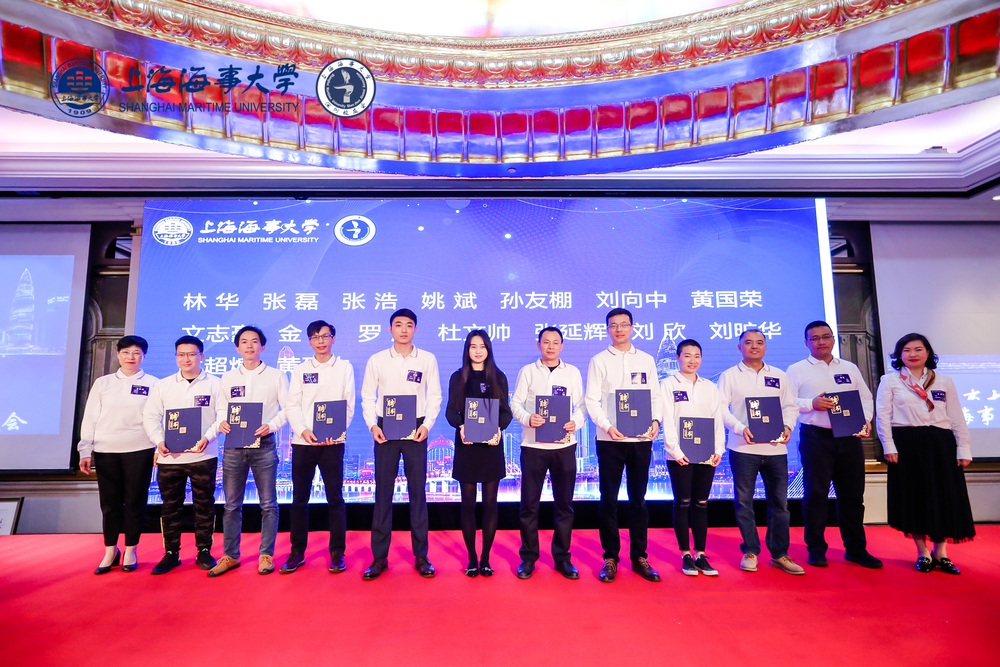 学校相关部门负责人向深圳校友会第二届理事会成员颁发聘书