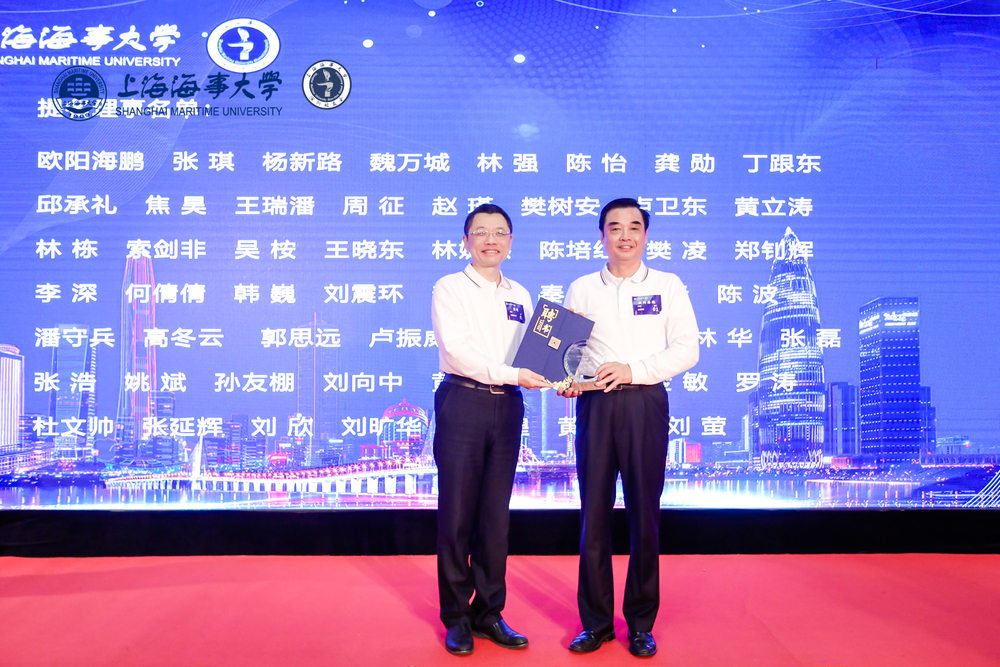 陆靖校长向欧阳海鹏会长颁发聘书