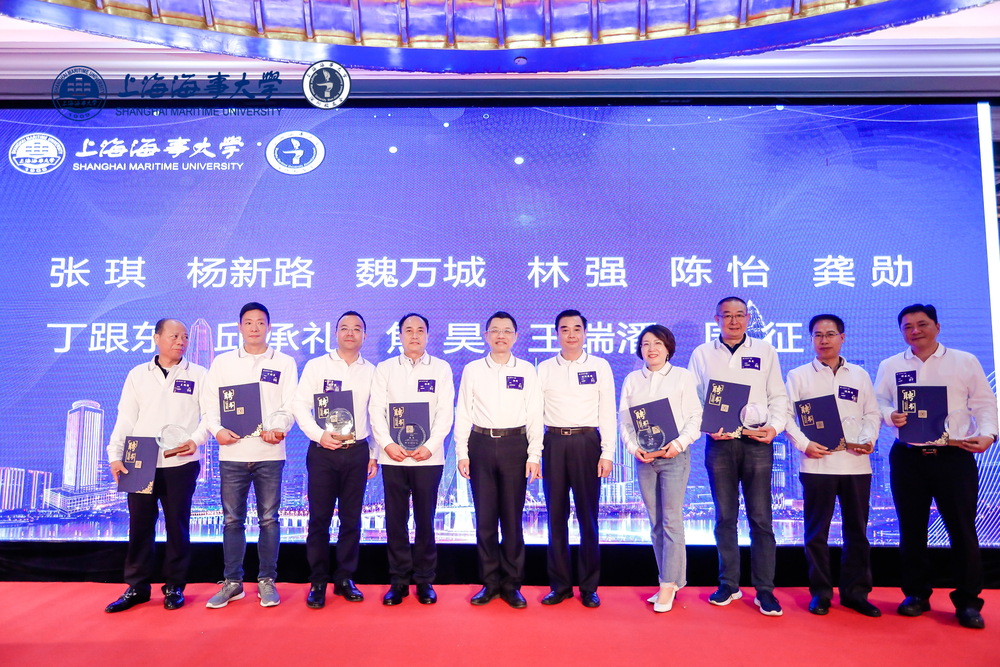 陆靖校长和欧阳海鹏会长向深圳校友会副会长颁发聘书