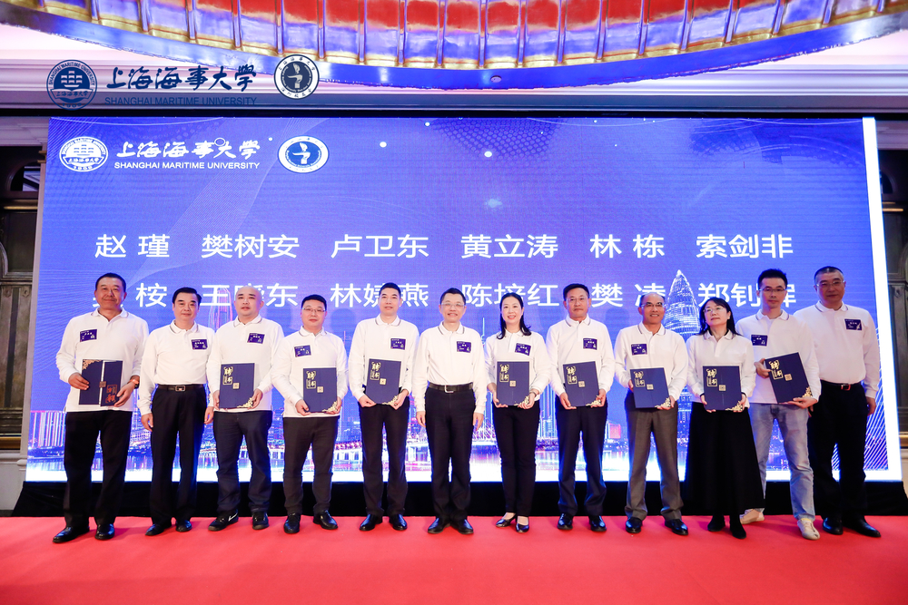 校领导、校友会领导向深圳校友会副会长颁发聘书