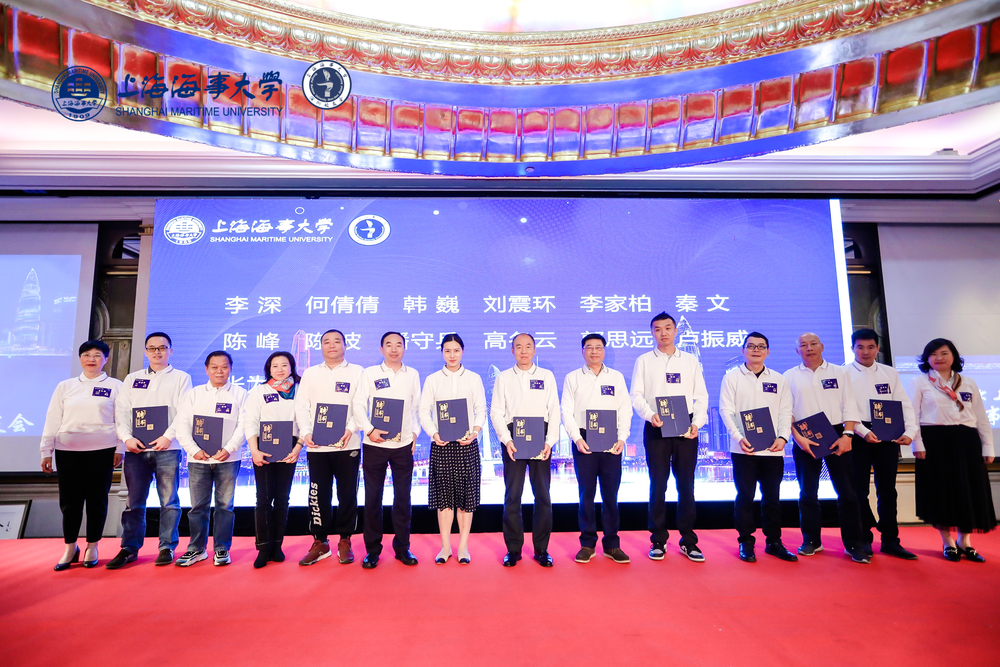 学校相关部门负责人向深圳校友会第二届理事会、监事会成员颁发聘书