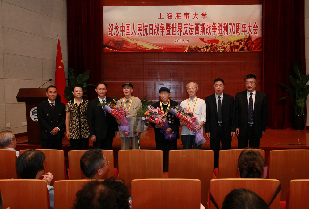 校领导为我校抗战老战士顾计、张锡道、徐明全颁发纪念章