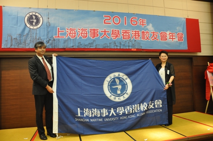  门妍萍书记向周伟会长授予会旗