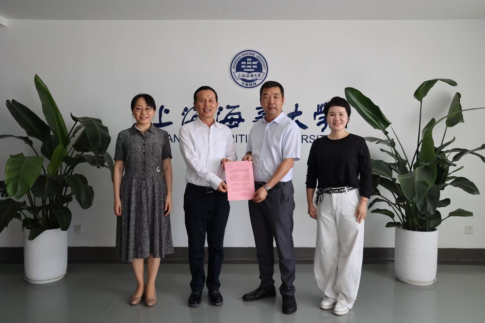 中国远洋海运集团工会主席张善民一行来校慰问爱心暑托班师生