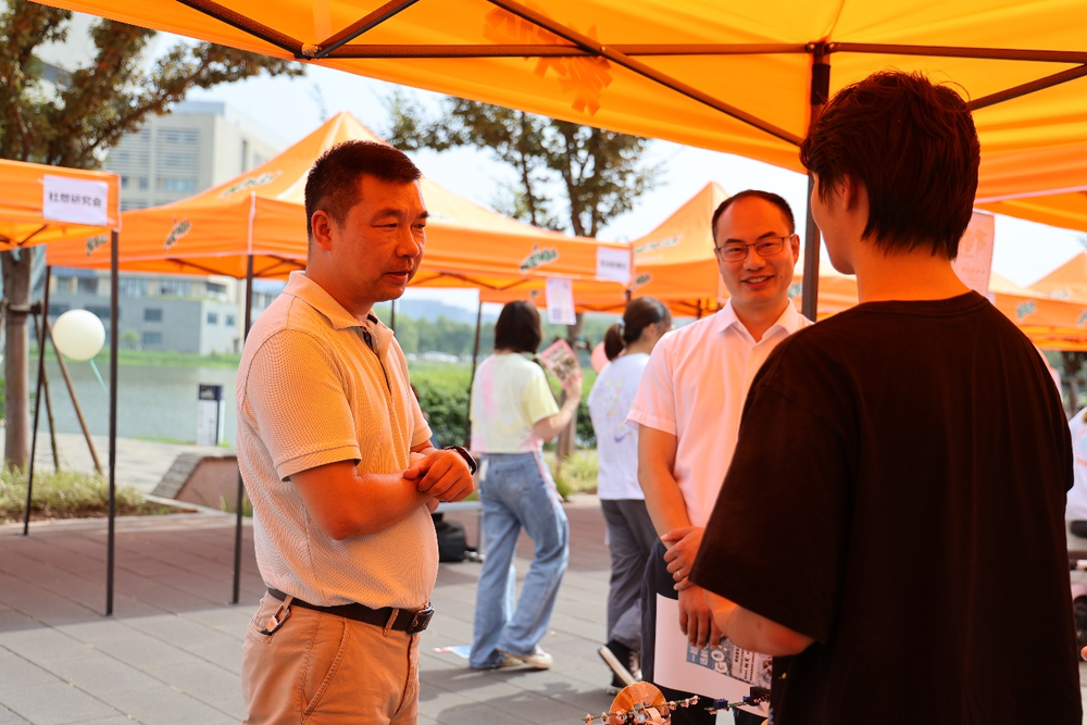 党委副书记、副校长李志鹏了解学生社团情况