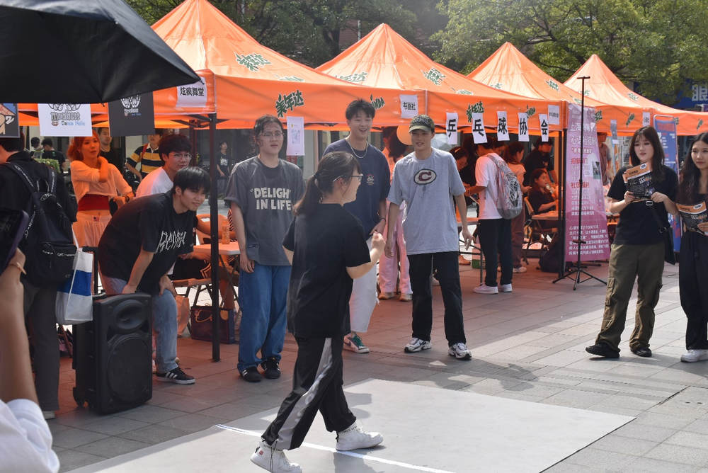 学生社团舞蹈表演