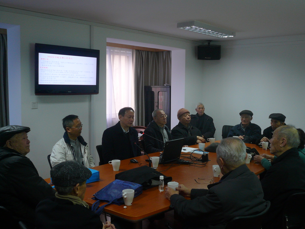 校党委书记金永兴向老干部作情况通报