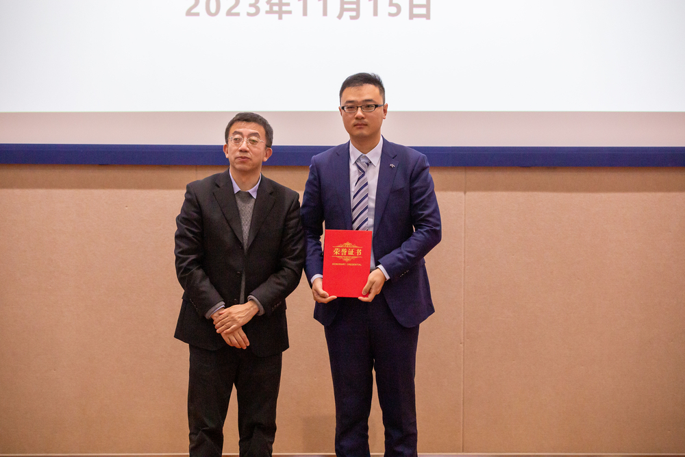 施欣副校长为龚家烨老师颁发特等奖证书