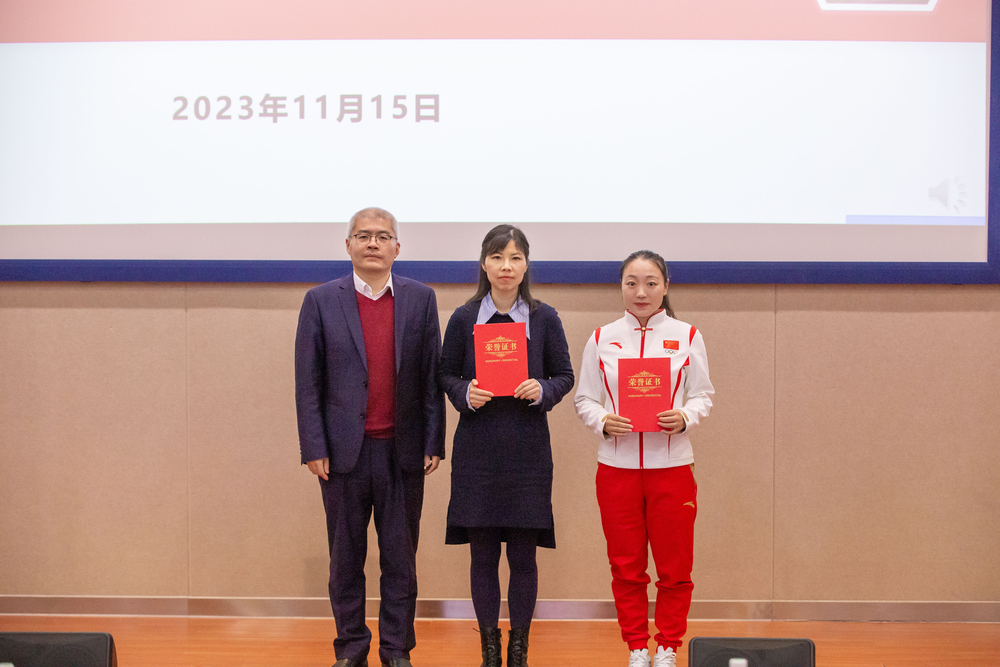 蒋玉龙教授为获奖教师颁发一等奖证书