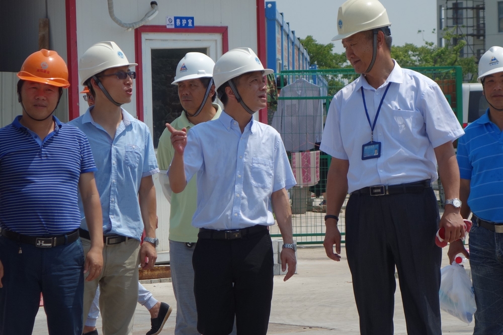 严伟副校长慰问学校一线建设者