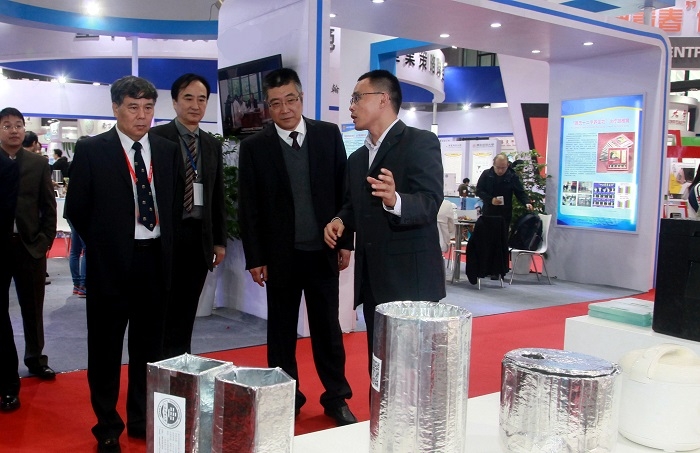 教育部科技发展中心主任李志民等领导参观我校展出的科技成果