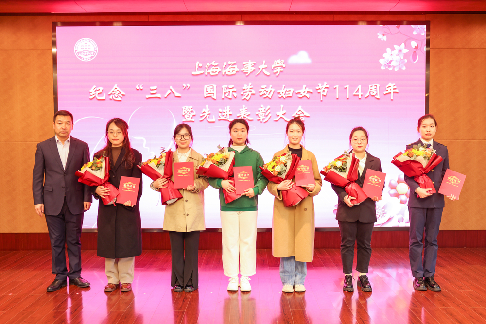 校三八红旗手（学生）颁奖1