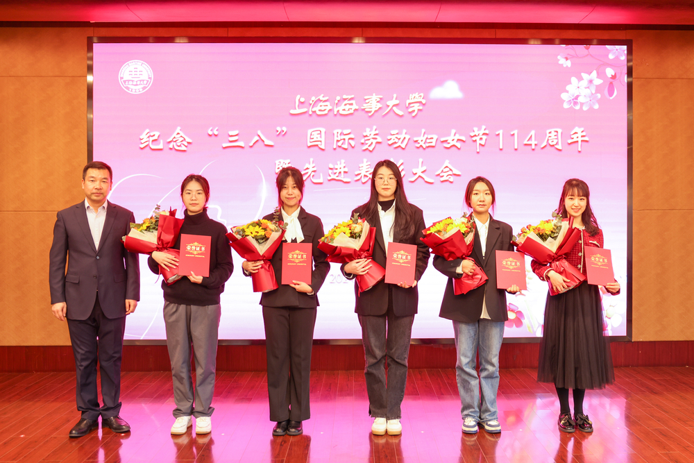 校三八红旗手（学生）颁奖2