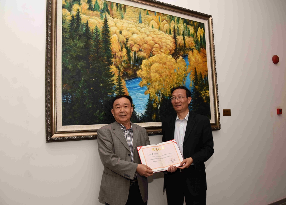 黄有方校长代表学校接受湛江校友会会长蔡法向母校捐赠的“百年树人”油画