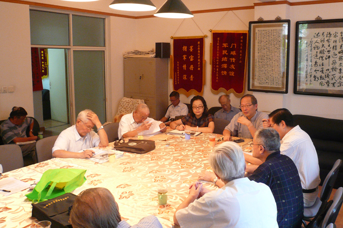 於世成书记向老干部通报情况