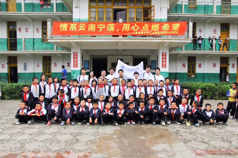 朱玉华老师和学生们一起参加暑期社会实践活动