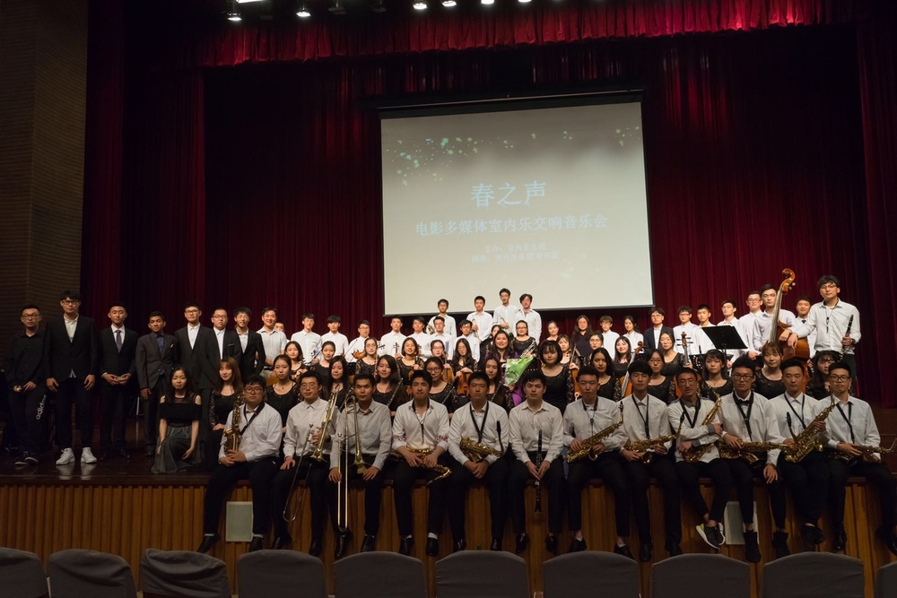 马骅老师与交响乐团大合影