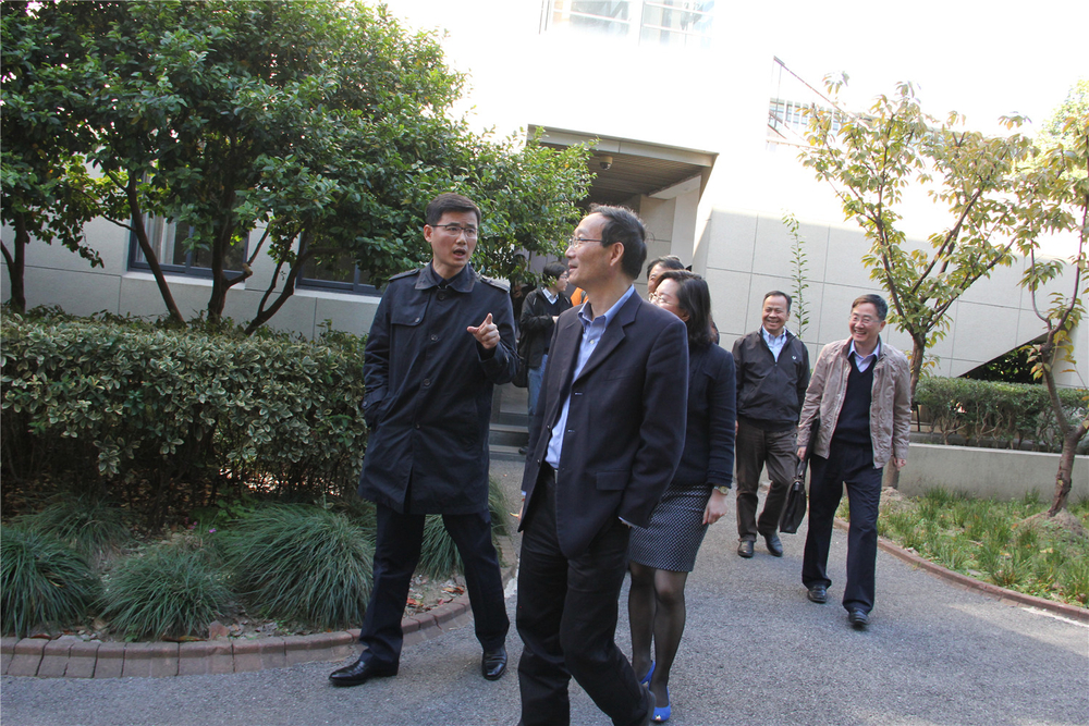 黄有方校长陪同王伟局长一行考察校区
