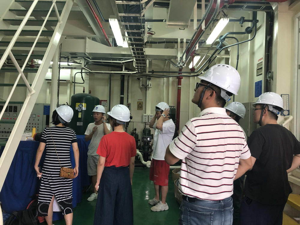 参观“吴淞”号 