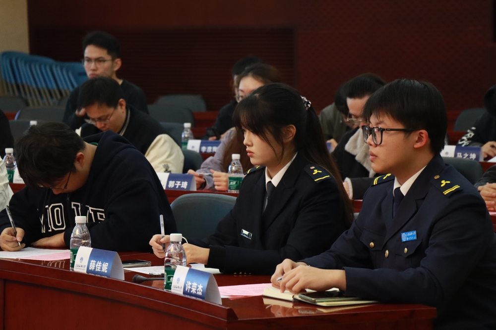 学生代表认真听取报告